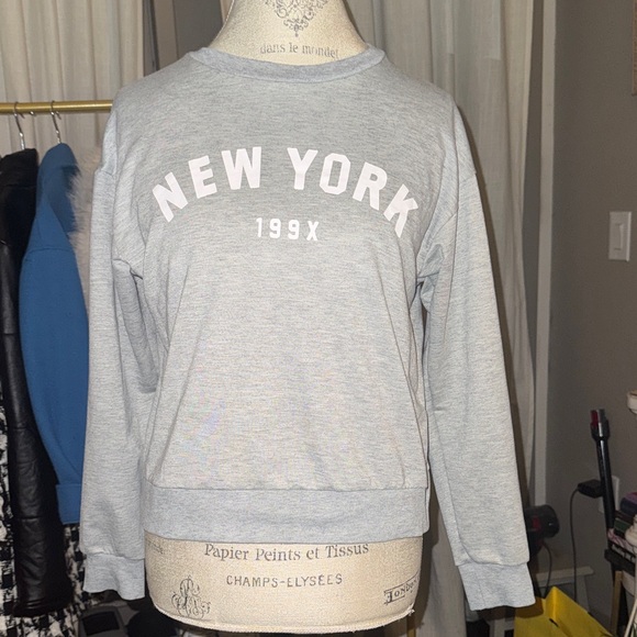 Tops - Women’s Small Gray & White New York 199X Longsleeve Top Casual Sweatshirt